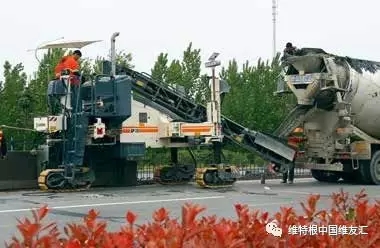 混凝土防撞護欄僅需一臺機器即可實現(xiàn)連續(xù)攤鋪作業(yè)，結(jié)構(gòu)物一次性成型，經(jīng)濟高效。