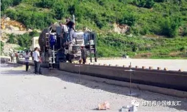 機器轉(zhuǎn)向系統(tǒng)的電子傳感器追蹤沿結(jié)構(gòu)物設(shè)置的基準(zhǔn)線。可以選裝維特根新型 AutoPilot 自動導(dǎo)航系統(tǒng)