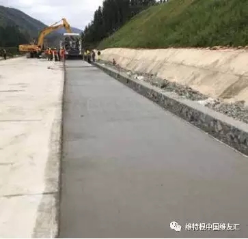 SP 25 一臺機器即可實現(xiàn)混凝土路面連續(xù)攤鋪作業(yè)，穩(wěn)定的機器性能及高效的生產(chǎn)率， 保證攤鋪作業(yè)的日產(chǎn)量和施工質(zhì)量