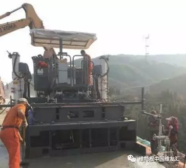 混凝土經(jīng) SP 25 機身配有的多根高頻振搗棒進行振 搗和密實后，由后掛模具一次性擠壓成型，形成密 實度高而且骨料分布均勻的混凝土路面